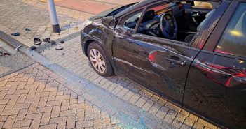 Geparkeerde auto flink beschadigd na aanrijding; veroorzaker rijdt door