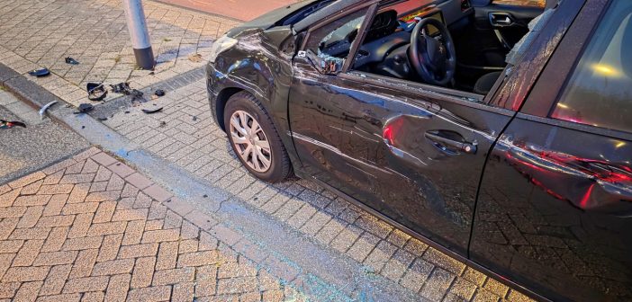 Geparkeerde auto flink beschadigd na aanrijding; veroorzaker rijdt door