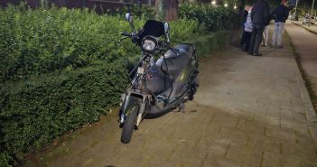 Scooterrijder botst achterop auto in Sliedrecht