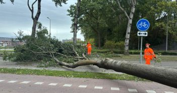Brandweer uren bezig met stormschade aan Karel Doormanlaan Zwijndrecht