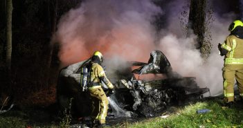 Bedrijfsbusje uitgebrand na ongeval op N214 bij Wijngaarden