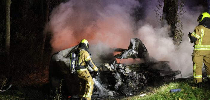 Bedrijfsbusje uitgebrand na ongeval op N214 bij Wijngaarden