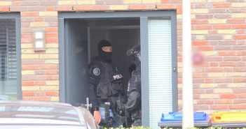 Politie valt woningen binnen aan de Grote Beerstraat en de Schorpioenstraat in Zwijndrecht