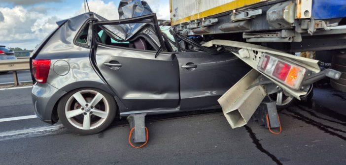Auto onder vrachtwagen op de A27; traumahelikopter landt op snelweg -  ZHZActueel