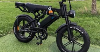 Fatbiker botst tegen auto in Alblasserdam tijdens politieachtervolging