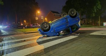 45 km/u-auto op de kop na ongeval in Gorinchem
