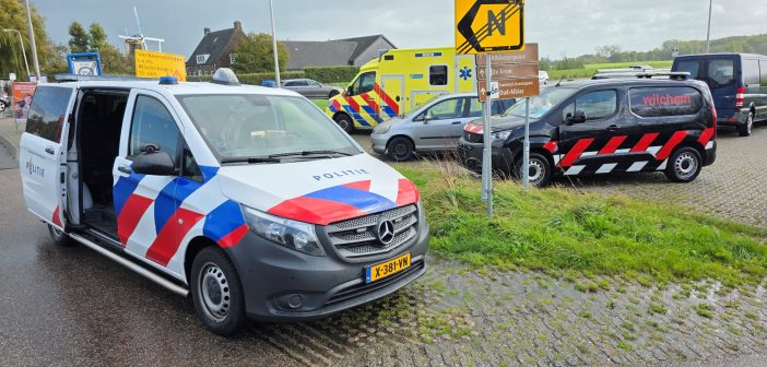 Bedrijfswagen botst tegen personenauto op Peilmolenweg in Oud-Alblas