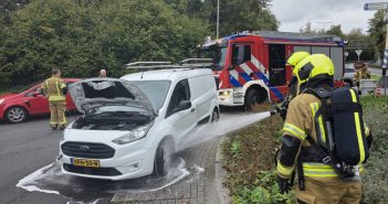 Bestelbus met pech vat vlam tijdens sleepactie in Zwijndrecht