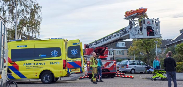 Brandweer haalt man met ladderwagen uit woning in Alblasserdam