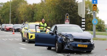 Lijnbus en auto in botsing onderaan Brug over de Noord