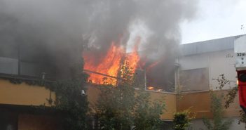 Explosies en uitslaande brand in oud schoolgebouw in Gorinchem; brandweer schaalt op naar grote brand