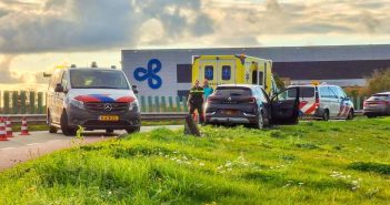 Auto botst tegen schrikblok en paal in Hardinxveld; bestuurder naar ziekenhuis