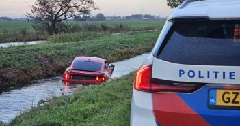 Ford Mustang raakt te water langs N214 bij Noordeloos