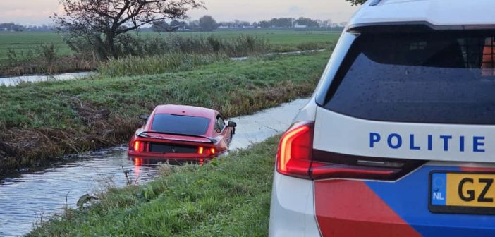 Ford Mustang raakt te water langs N214 bij Noordeloos