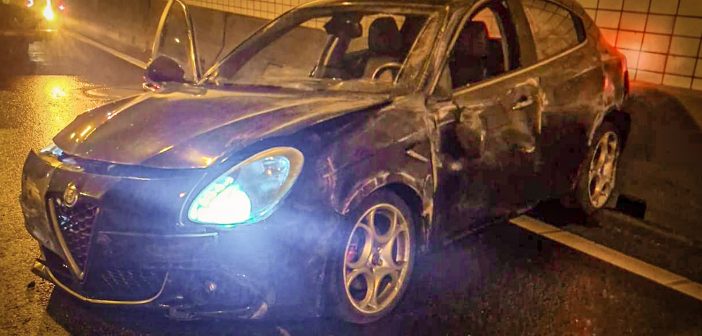 Tieners botsen botsen midden in de nacht met auto tegen wand Noordtunnel Alblasserdam