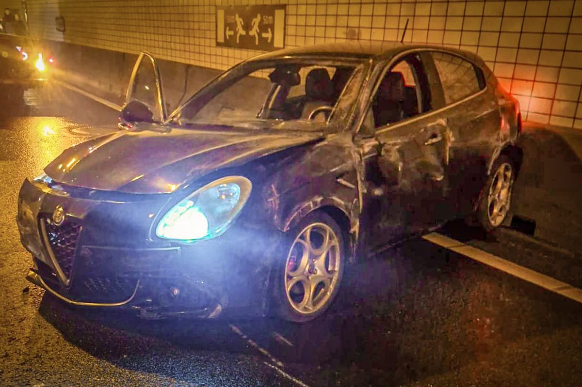 Tieners botsen botsen midden in de nacht met auto tegen wand Noordtunnel Alblasserdam