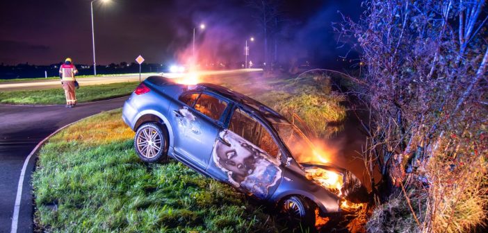 Auto vliegt in brand na ongeval op N216