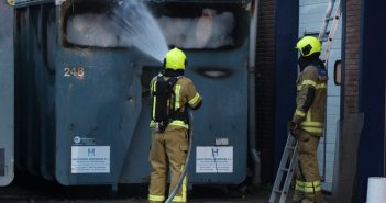 Brand in container met zaagsel bij deurenfabriek in Hardinxveld-Giessendam