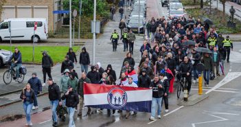 Protestmars tegen komst AZC in Sliedrecht; politie en ME paraat