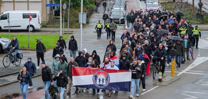 Protestmars tegen komst AZC in Sliedrecht; politie en ME paraat