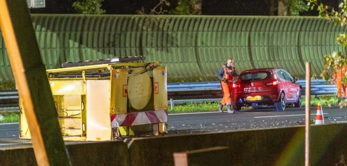 Automobilist botst tegen pijlwagen op A15 bij Oud-Alblas