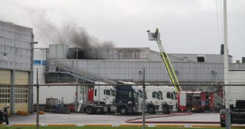 Grote brand bij bedrijf in Moerdijk; brandweer Dordrecht assisteert