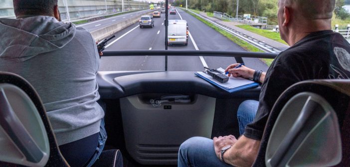 Politie betrapt vanuit bus 64 bestuurders met telefoon in hand op A15