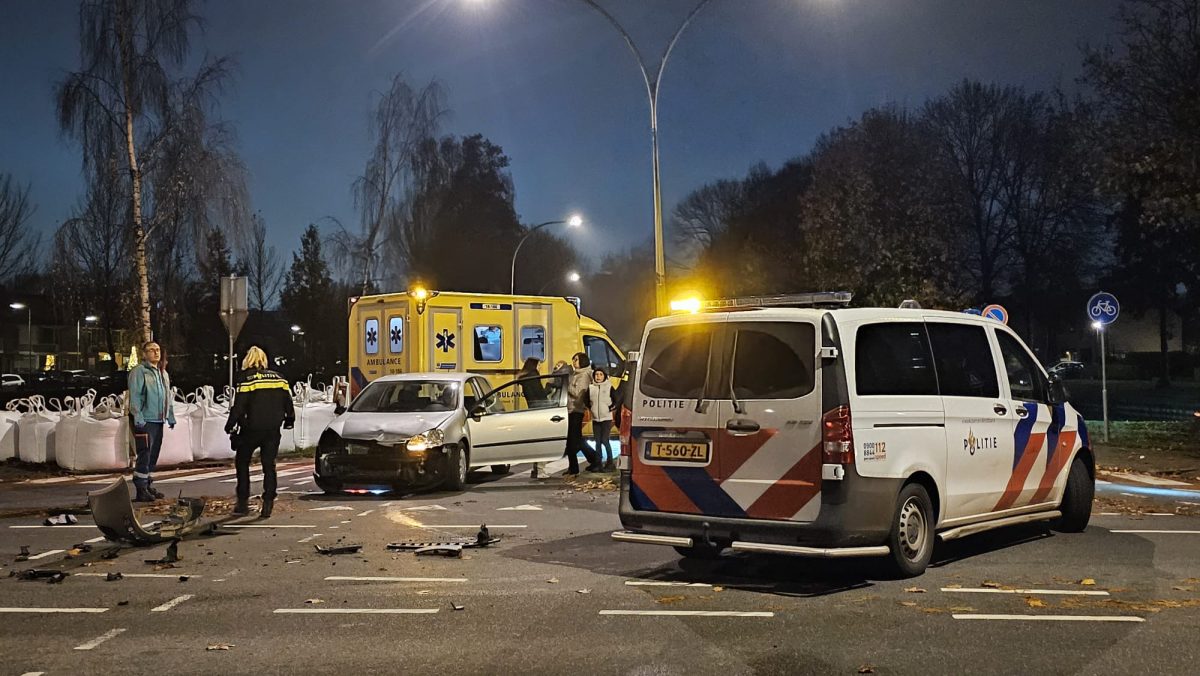 Auto’s botsen op Laan van Nederhoven in Zwijndrecht