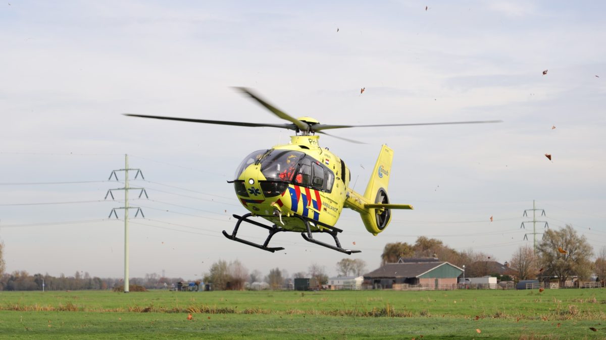 Traumahelikopter landt in Sliedrecht na aanrijding tussen fietsster en auto