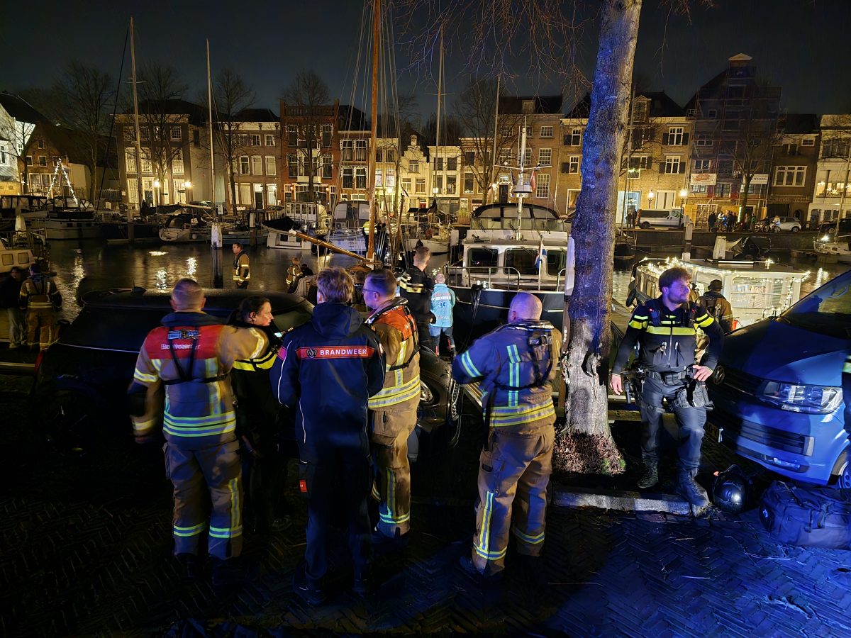 Man vlucht voor politie en springt in haven Dordrecht