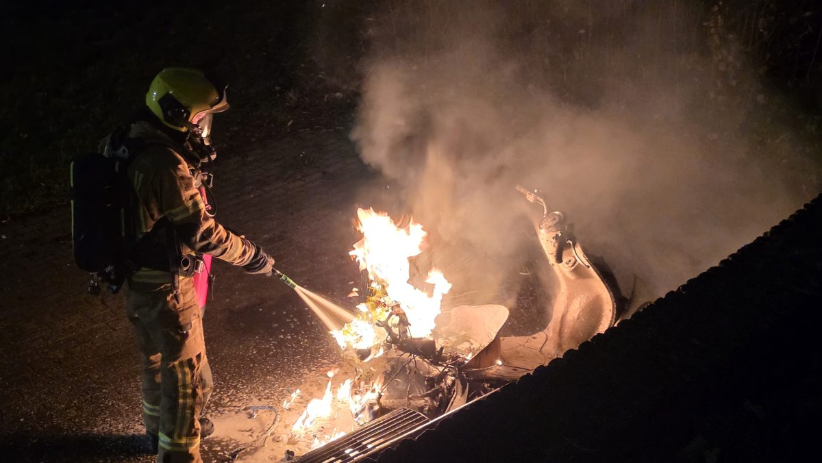 Scooter volledig uitgebrand bij speeltuin in Papendrecht