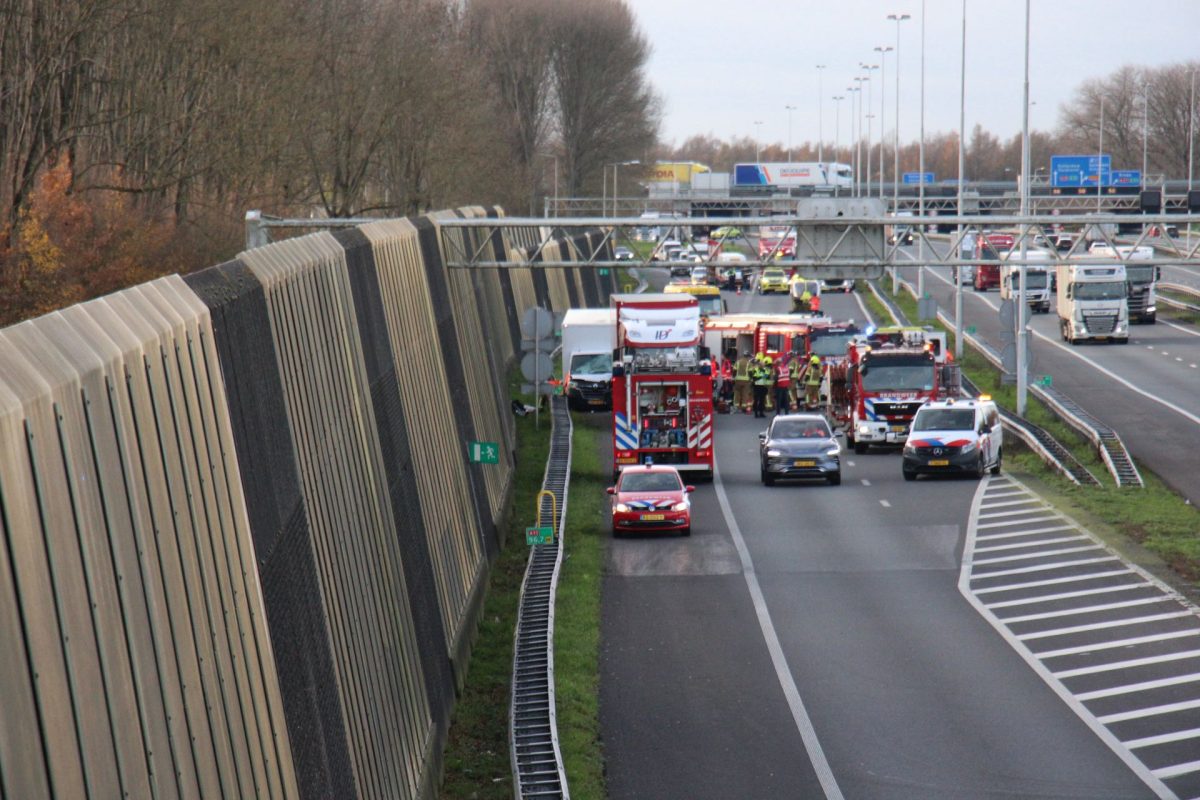 Ernstige aanrijding tussen bakwagen en vrachtwagen op A15 bij Gorinchem