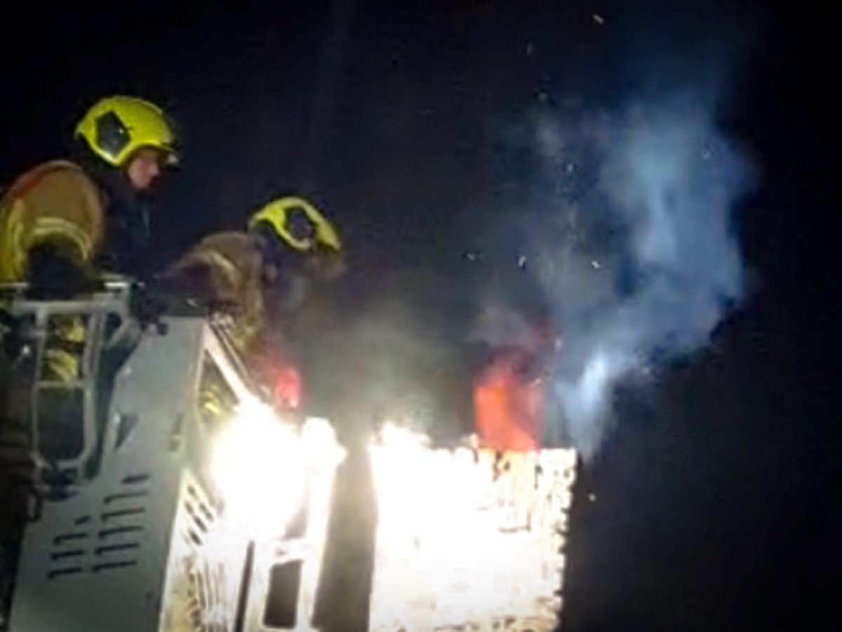 Vlammen spuiten uit schoorsteen in Alblasserdam; brandweer schaalt op naar middelbrand