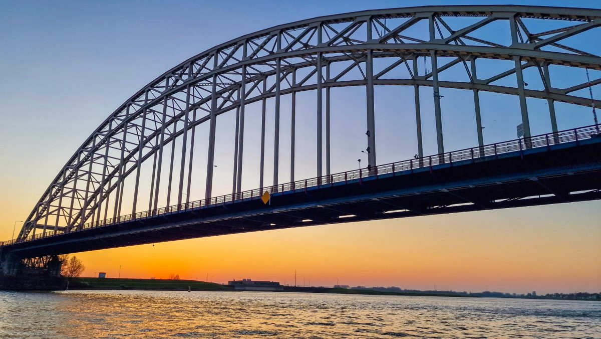 Man aangetroffen en gereanimeerd naast fietspad Brug over de Noord