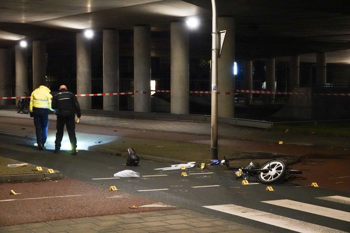 Politie zoekt doorgereden automobilist na aanrijding Sliedrecht; achtergelaten jongen (17) zwaargewo