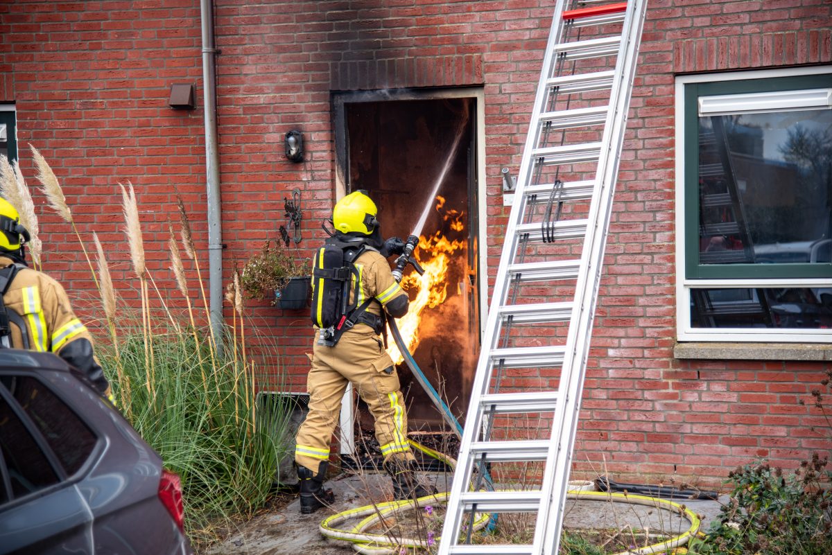 Grote uitslaande brand bij woning in Goudriaan