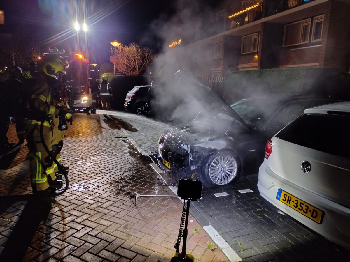Brand onder motorkap van geparkeerde auto in Zwijndrecht