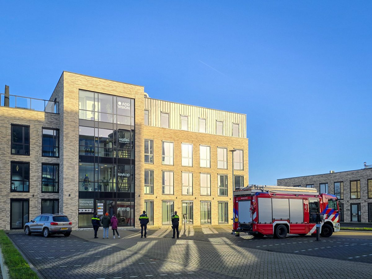 Brandweer met spoed op pad voor brandmelding in bedrijfspand in Sliedrecht