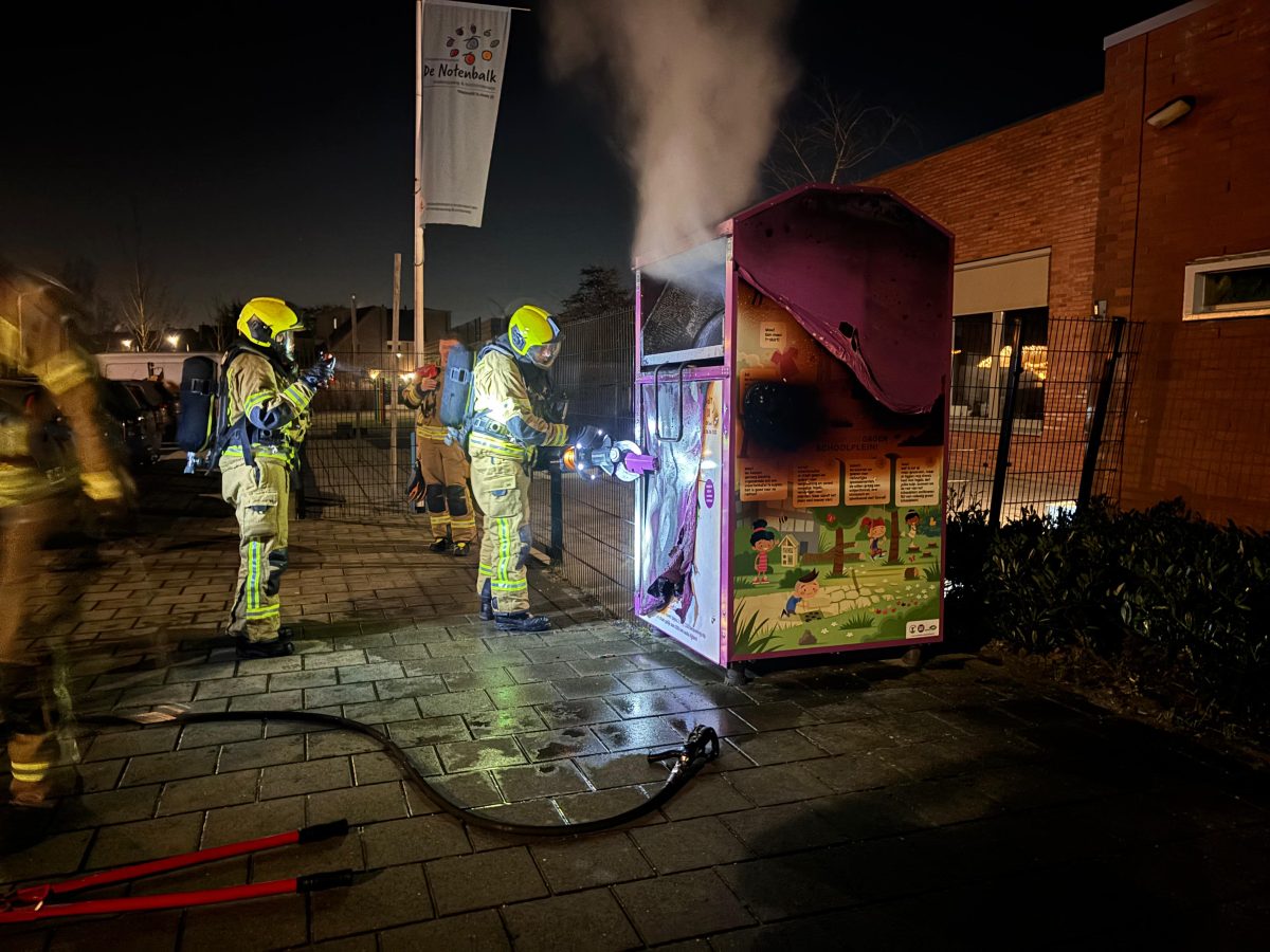Brandweer blust kledingcontainer in Zwijndrecht
