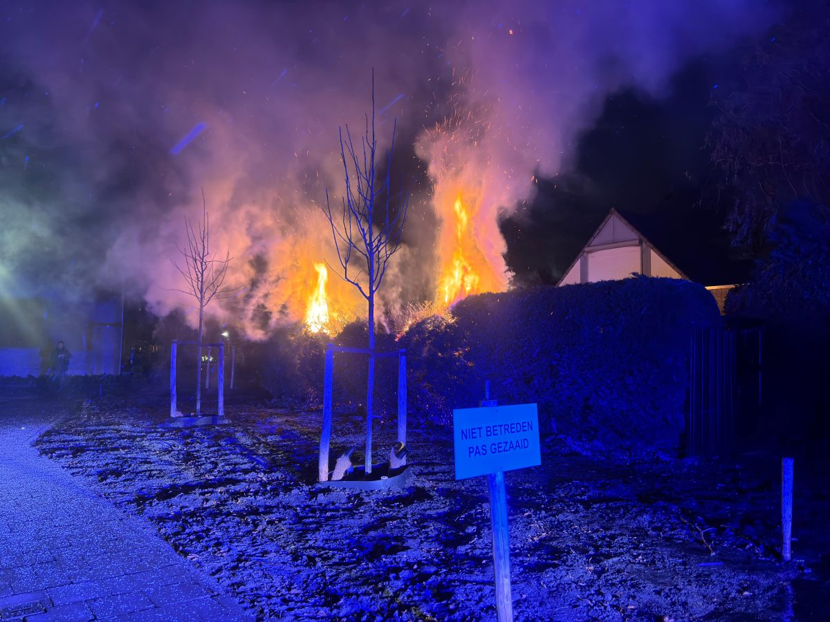 Brandweer blust brandende heg in Zwijndrecht