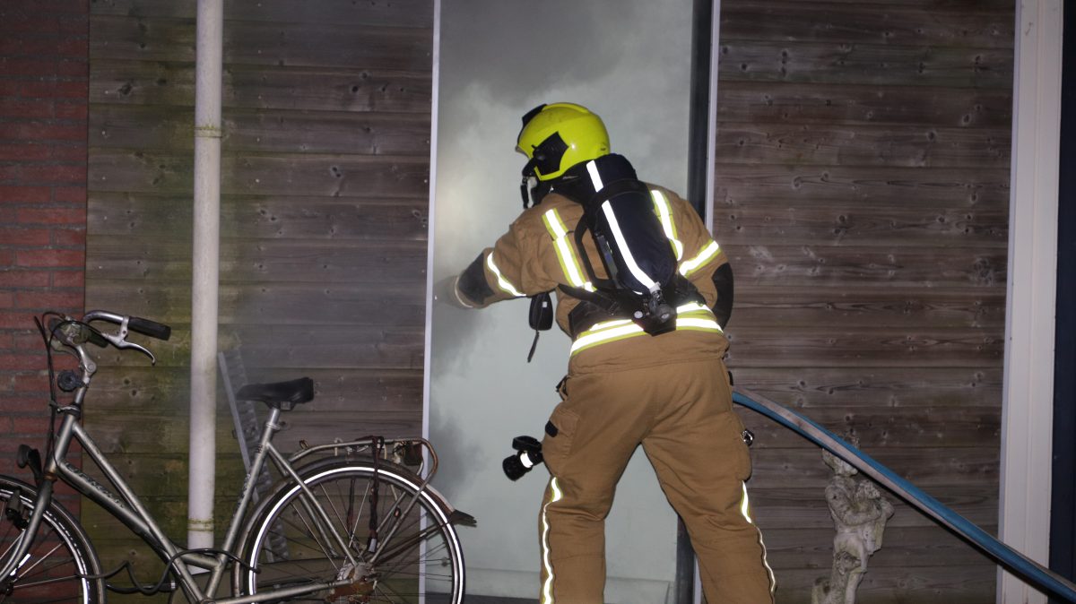 Veel rook door brand in schuur in Streefkerk; hond gered