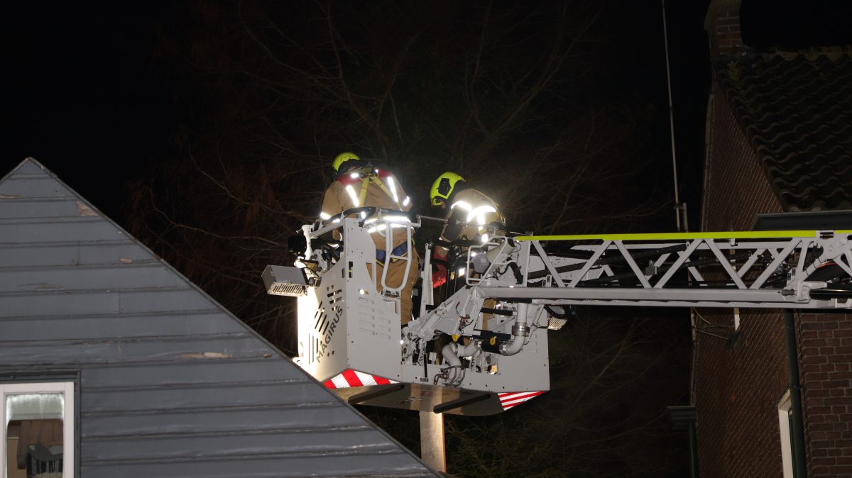 Brandweer met spoed op pad voor schoorsteenbrand langs Rivierdijk in Sliedrecht