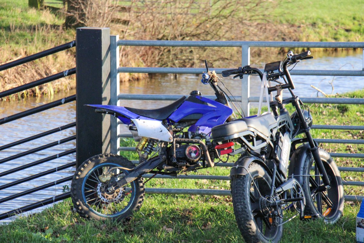 Schakelbrommer botst tegen auto in Arkel; bestuurder gewond