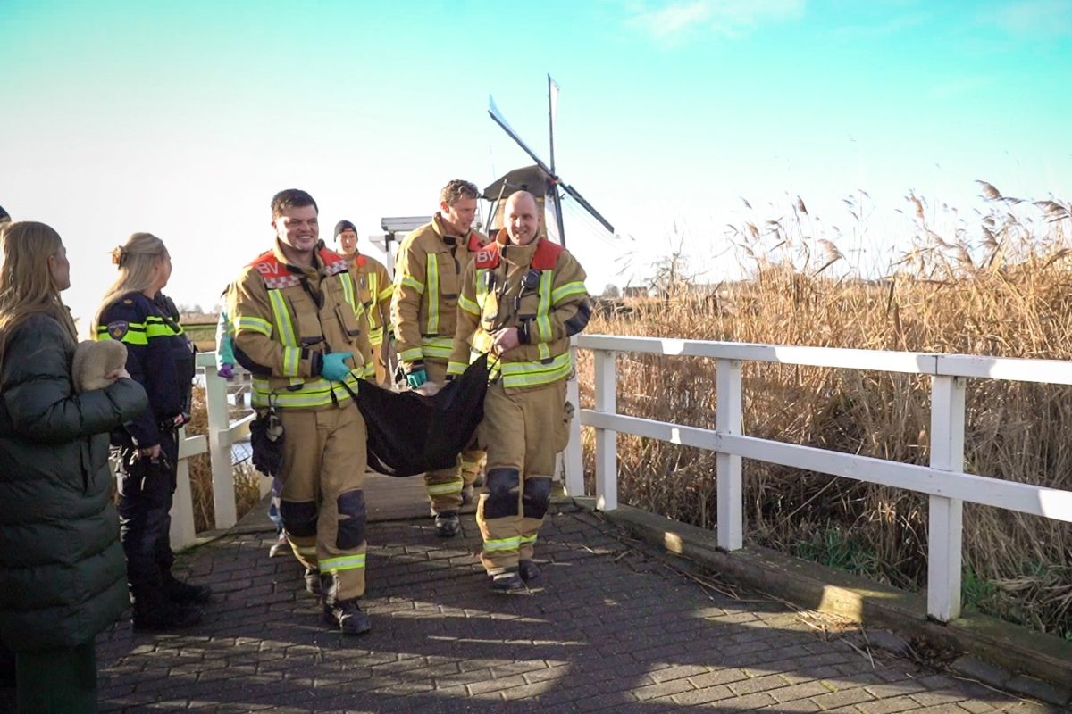 Toerist raakt gewond na ongeval in Kinderdijkse molen; brandweer draagt man naar ambulance