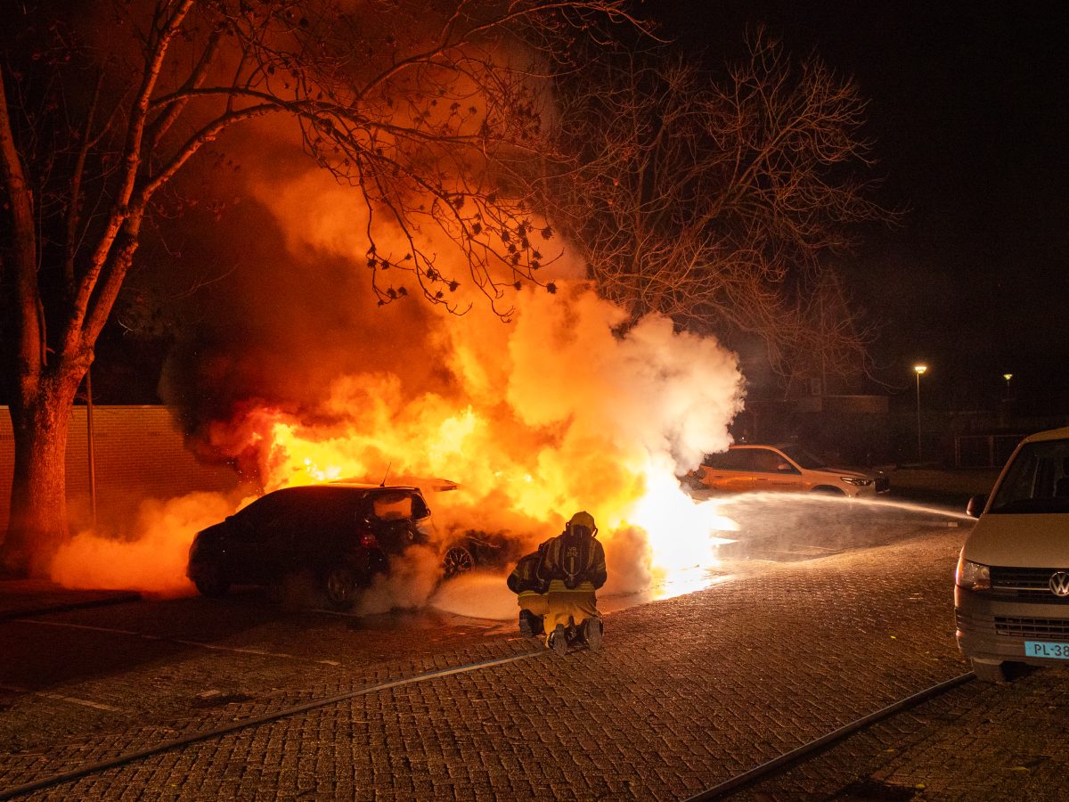 Meerdere auto’s uitgebrand aan de Karekietstraat in Sliedrecht