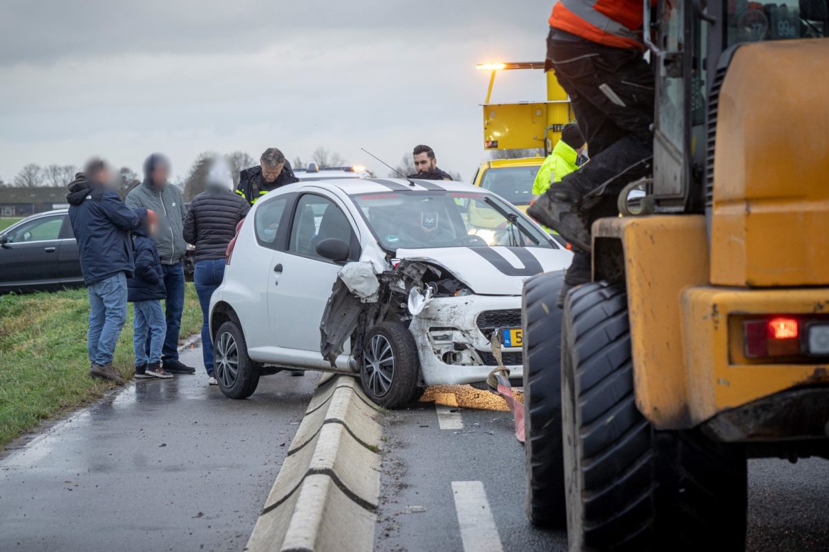 Botsing op Middenpolderweg bij Streefkerk; auto over betonnen rijbaanscheiding