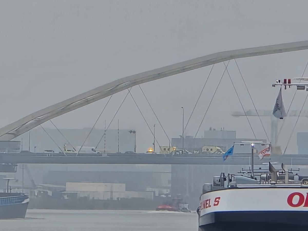 Traumahelikopter landt op N3 voor ongeval op de Merwedebrug