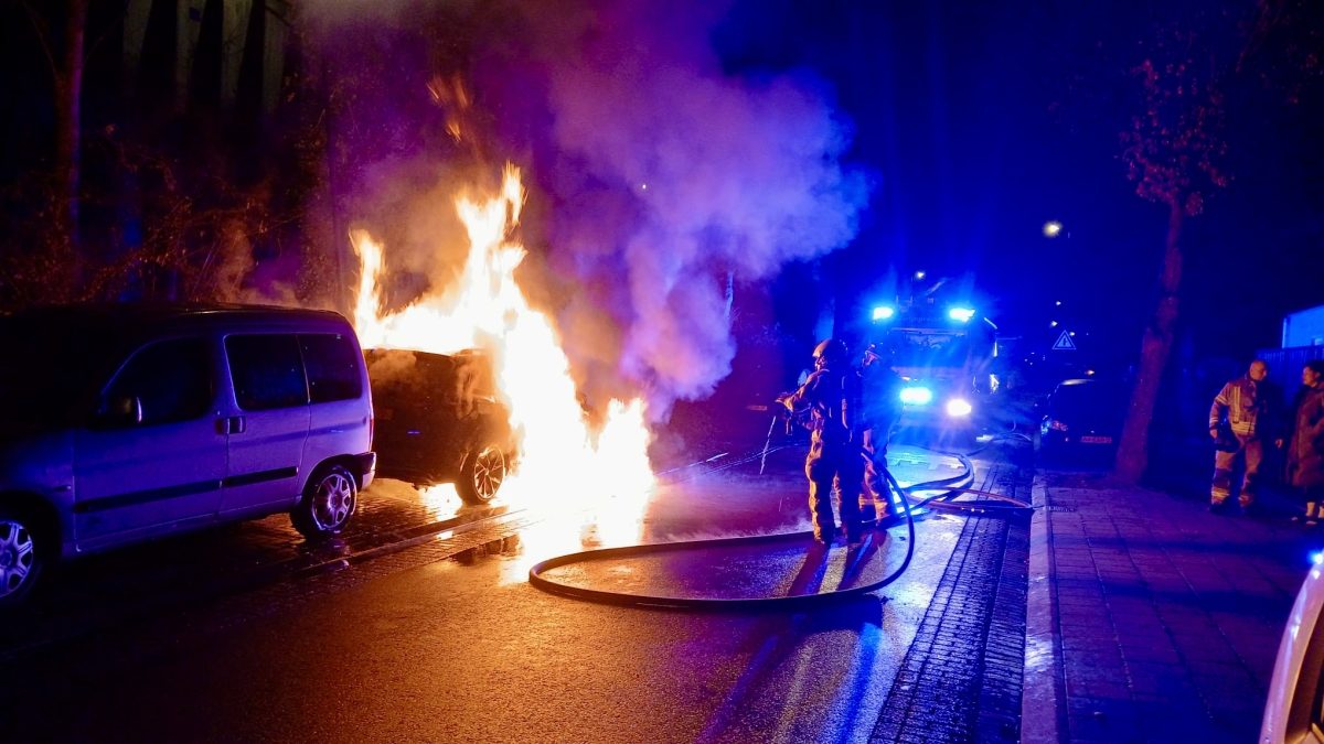 Geparkeerde auto volledig uitgebrand in Zwijndrecht