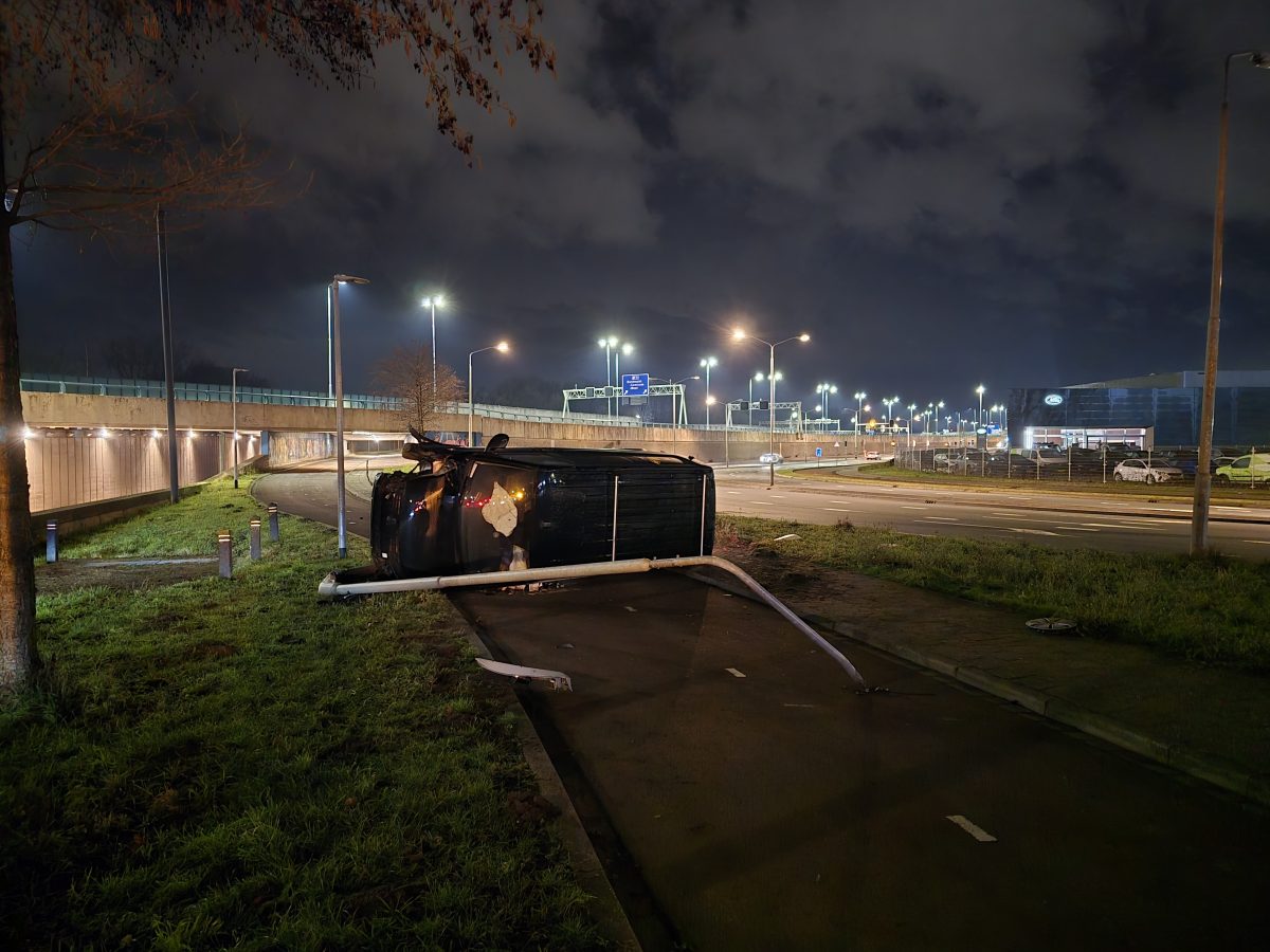 Busje crasht op de Mijlweg in Dordrecht; bestuurder op de vlucht