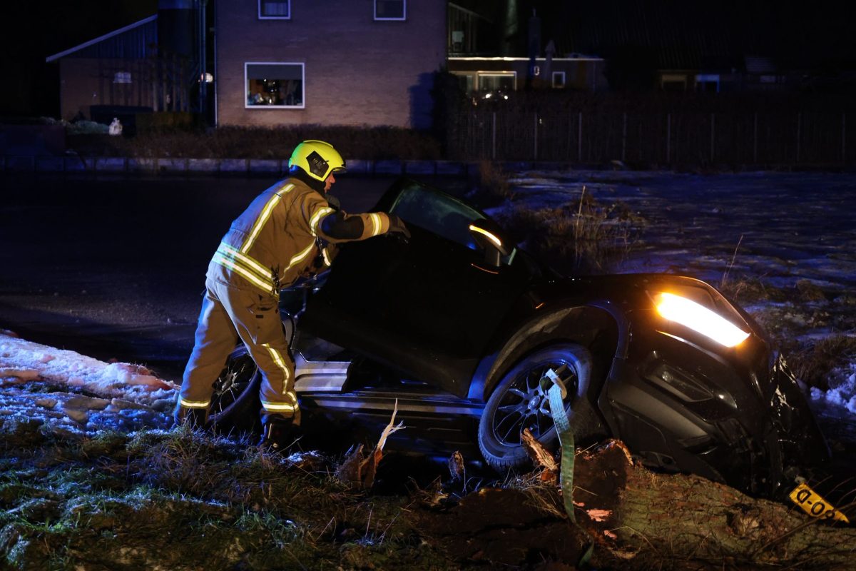 Auto te water in Giessenburg; bestuurster met de schrik vrij